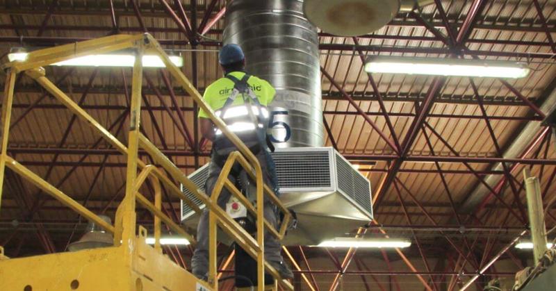 Técnico instalando difusor hexagonal Airmagic